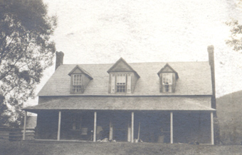 Une photographie de l’auberge Woodman À la fin des années 1800.
