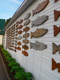 Plaques en forme de saumon à l’extérieur du musée.